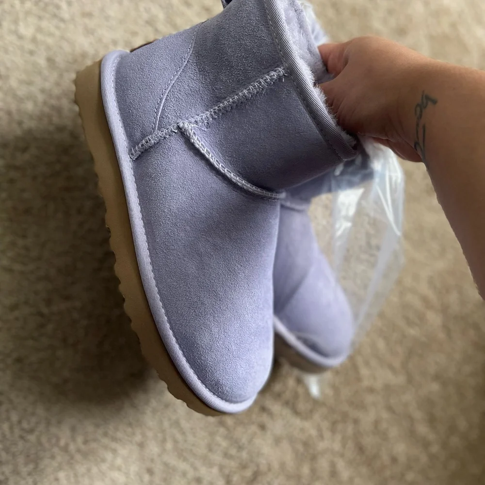 UGGS - Picture 3 of 4